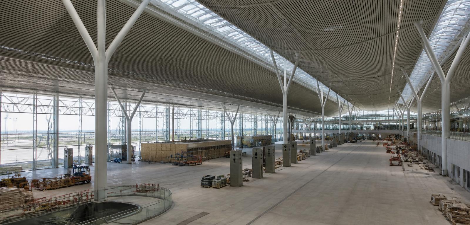 Große Halle eines modernen Flughafenterminals – Symbolbild für den Trocknungseinsatz am Flughafen BER